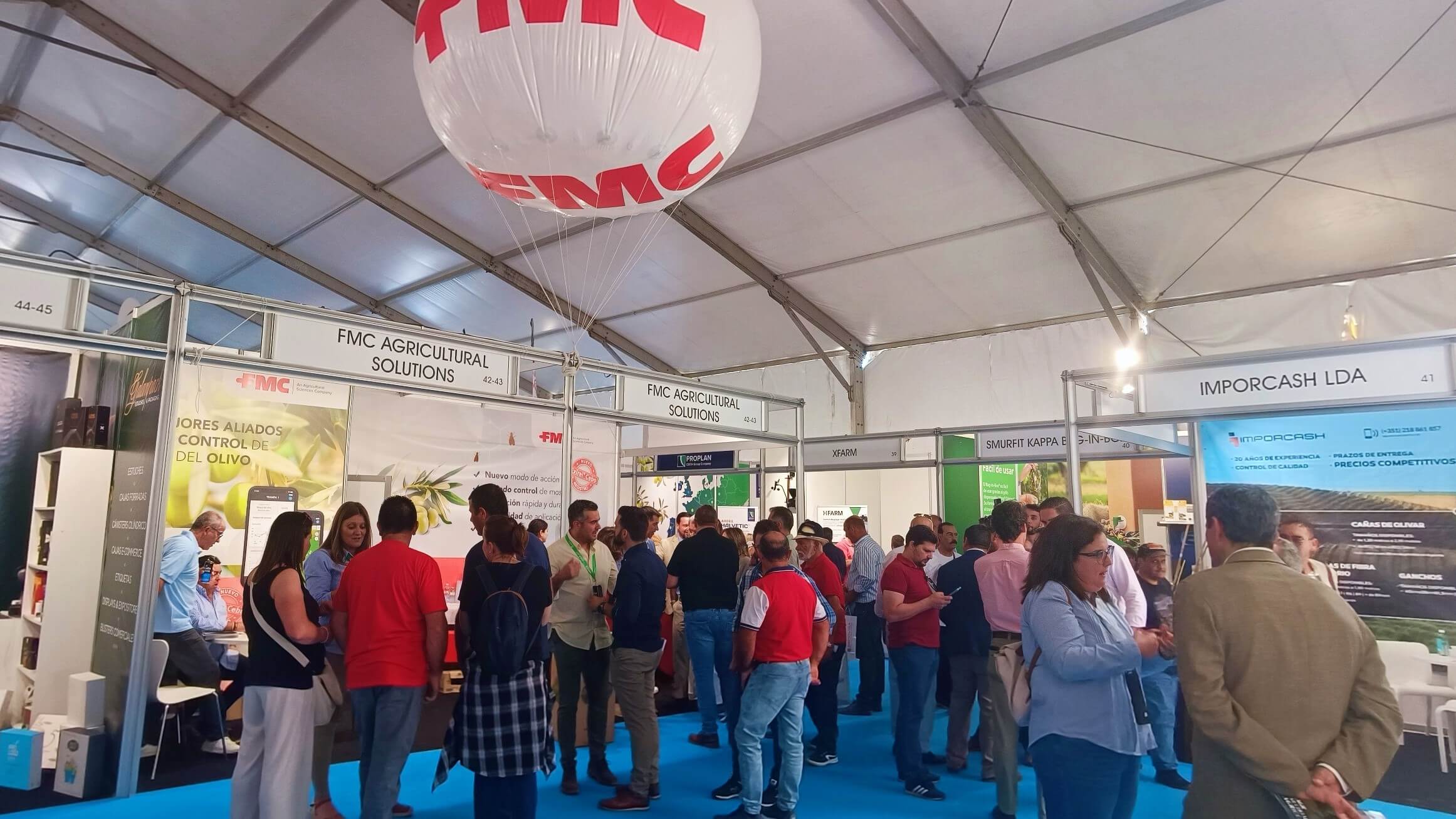 FOTO 1.- STAND DE FMC EN EXPOLIVA 2023|FOTO 2.- PRESENTACIÓN EXIREL CEBO